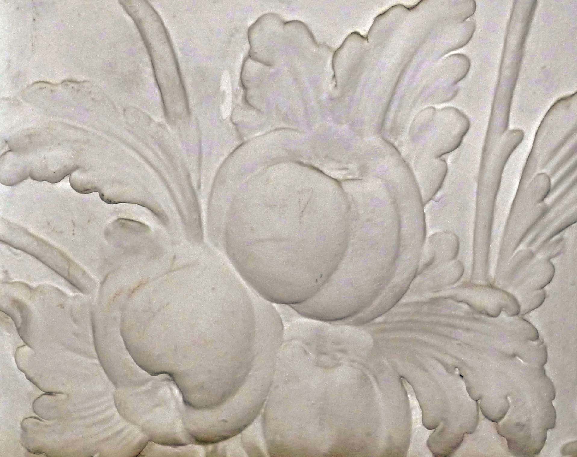 Ignoto, Fregio in scagliola con pomodori, 1940 (Parma, Casa dell'Agricoltura)
