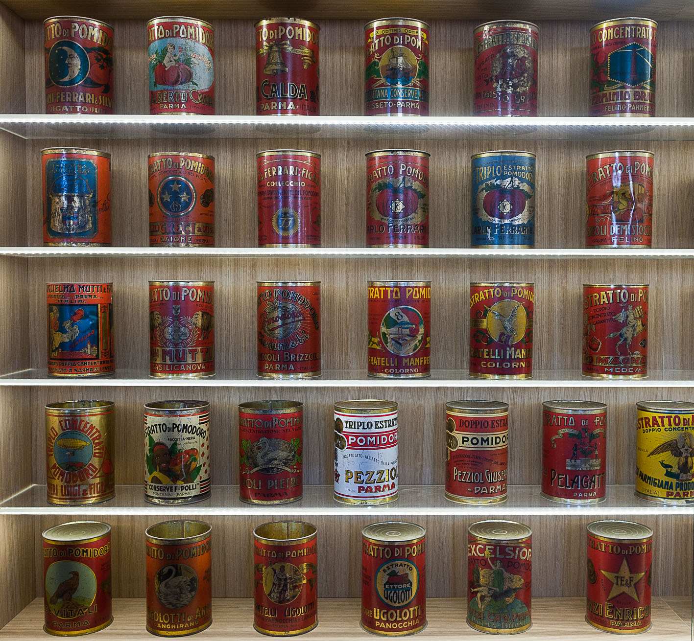 La collezione di 105 latte da conserva di pomodoro, tutte databili al 1938 ed esposte al Museo del Pomodoro.